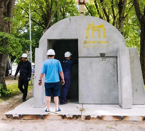 В Естонії встановили перше мобільне укриття на випадок повітряної загрози