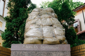 На Андріївському узвозі демонтували пам’ятник Булгакову