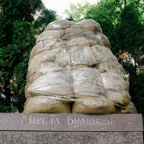 На Андріївському узвозі демонтували пам’ятник Булгакову