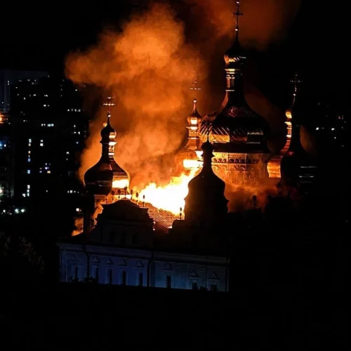 У Києво-Печерській лаврі загорівся дах Успенського собору через атаку РФ