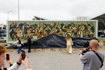 У Львові відреставрували панно «Збір винограду» з колишнього винзаводу