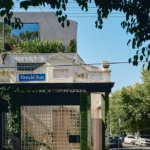 Австралійська студія перетворила 100-річний магазин на приватний будинок із садом