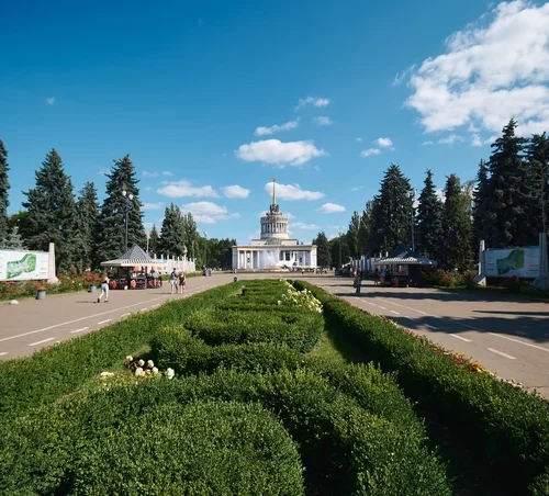 Концерти просто неба, басейн і новий Feels Garden. На ВДНГ розпочали «Кольорове літо»