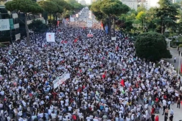 В Албанії тисячі людей вийшли на протести проти забудови острова родиною Трампа