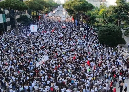В Албанії тисячі людей вийшли на протести проти забудови острова родиною Трампа