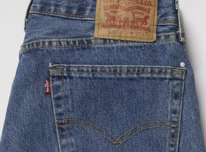 Levi’s подав до суду на австралійський бренд через те, що вони пришивають бирки до кишень