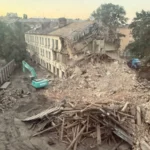 Майже 100-річну будівлю училища зв’язку поблизу Лаври незаконно зносять