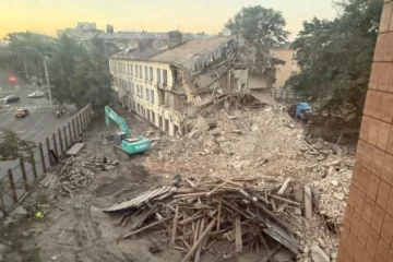 Майже 100-річну будівлю училища зв’язку поблизу Лаври незаконно зносять