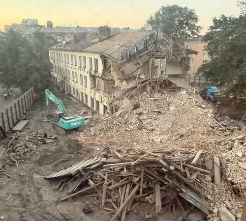 Майже 100-річну будівлю училища зв’язку поблизу Лаври незаконно зносять