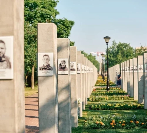 У Деснянському районі відкрили Алею Героїв. Її уже розкритикували через невідповідність проєкту