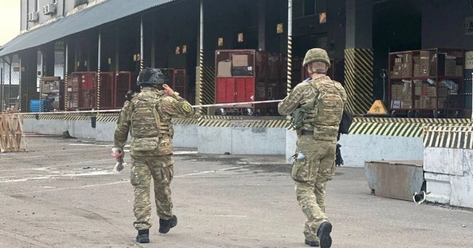 На Оболоні в поштовому терміналі стався вибух, є загиблий. Подію розслідують як теракт