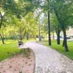 На Воскресенці оновили кишеньковий сквер: простір зробили безбар’єрним