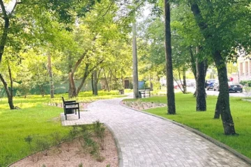 На Воскресенці оновили кишеньковий сквер: простір зробили безбар’єрним