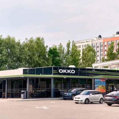 Відкрита кухня, зум-кімнати й безбарʼєрність: ми провели один день на ОККО нового формату