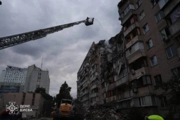 Знесло пʼять поверхів в одному під’їзді: росіяни влучили по будинку в Подільському районі