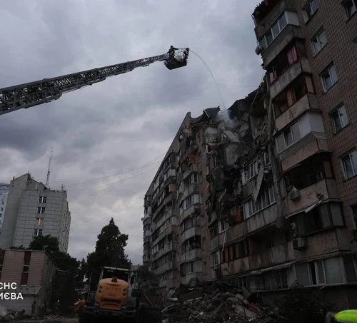 Знесло пʼять поверхів в одному під’їзді: росіяни влучили по будинку в Подільському районі