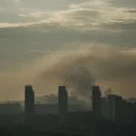 Росія втретє за тиждень атакувала Київ. У Дарницькому районі на проїжджій частині утворилася вирва