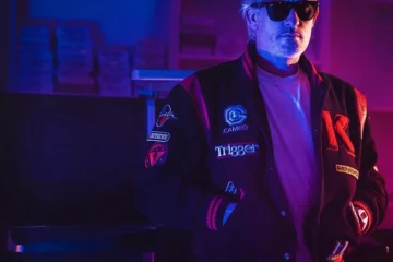 Помер французький диджей Kavinsky, відомий треком “Nightcall” до фільму «Драйв»