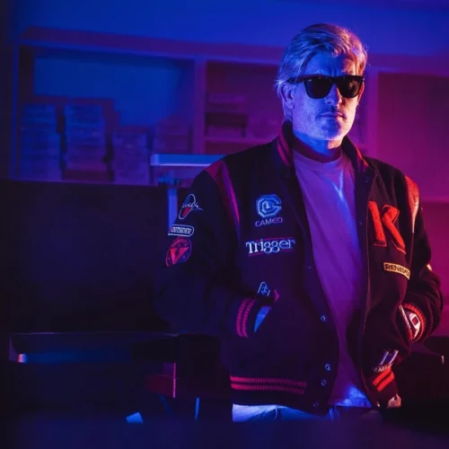 Помер французький диджей Kavinsky, відомий треком “Nightcall” до фільму «Драйв»