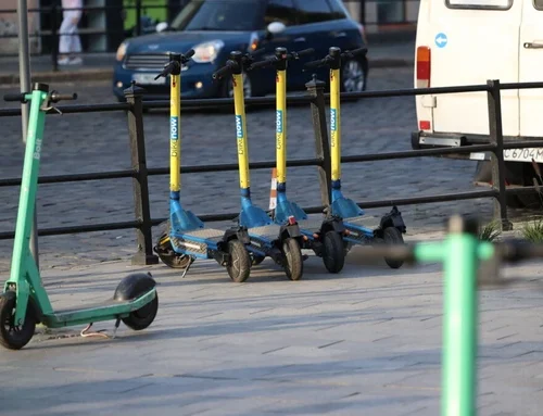 Їздити у шоломах і лише із 16 років. У Львові посилили правила для електросамокатів