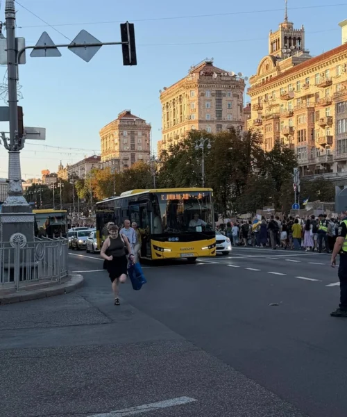 У Києві триває протестна хода за повернення Михайла Федорова на посаду міністра оборони