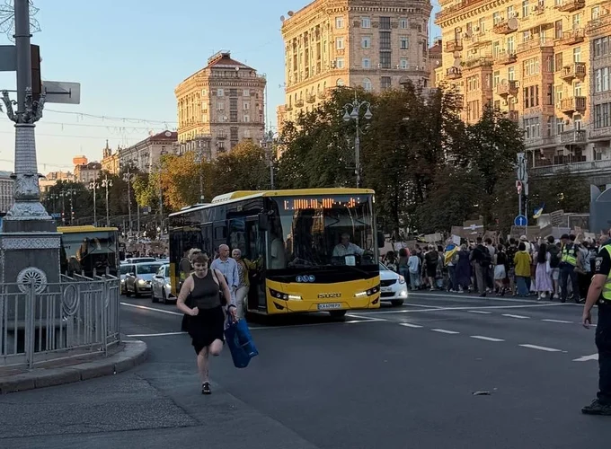 У Києві триває протестна хода за повернення Михайла Федорова на посаду міністра оборони