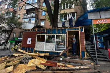 Демонтували кіоск, який звели навколо живого дерева у Солом’янському районі