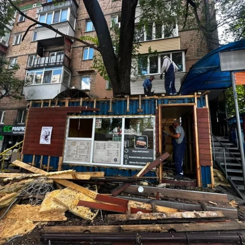 Демонтували кіоск, який звели навколо живого дерева у Солом’янському районі