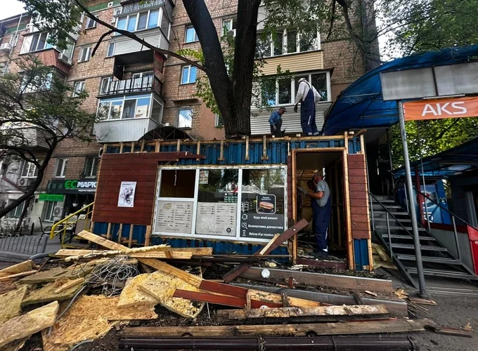 Демонтували кіоск, який звели навколо живого дерева у Солом’янському районі