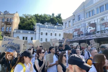 Біля театру Франка вийшли на мітинг проти відставки Михайла Федорова з посади міністра оборони