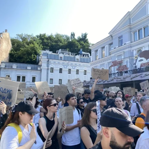 Біля театру Франка вийшли на мітинг проти відставки Михайла Федорова з посади міністра оборони