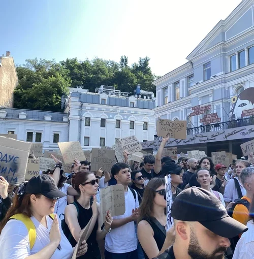 Біля театру Франка вийшли на мітинг проти відставки Михайла Федорова з посади міністра оборони