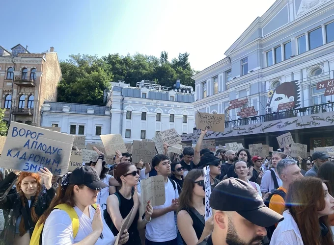 Біля театру Франка вийшли на мітинг проти відставки Михайла Федорова з посади міністра оборони