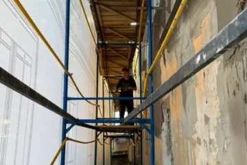 Фасад Будинку з хлібною лавкою розбивають кувалдами та заповнюють отвори монтажною піною – активісти