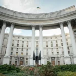 Біля будівлі МЗС у Києві встановили сталевого «Фенікса» з Burning Man