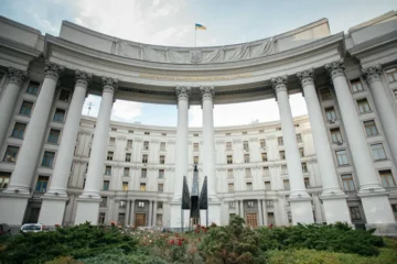 Біля будівлі МЗС у Києві встановили сталевого «Фенікса» з Burning Man