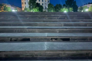 На відремонтованих сходах у Чернівцях знайшли фрагменти надгробків із зображеннями померлих людей