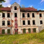 Дві історичні школи на Львівщині реконструюють під готель