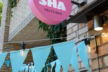На Подолі відкрили Gosha Melts Bar з гриль-сендвічами та плюшевою акулою