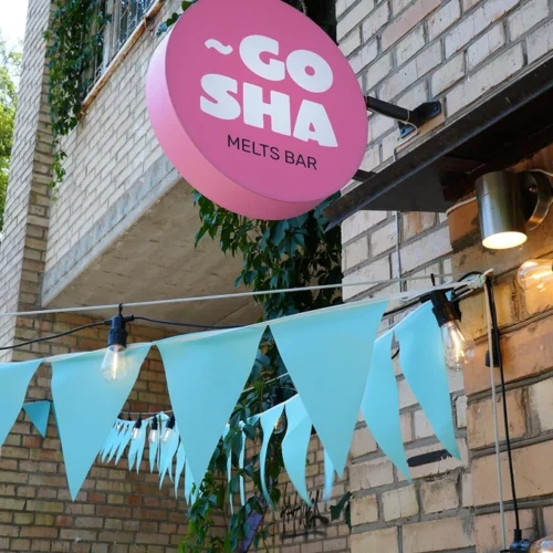 На Подолі відкрили Gosha Melts Bar з гриль-сендвічами та плюшевою акулою