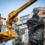 У Києві з пам’ятників почали демонтувати захисні конструкції