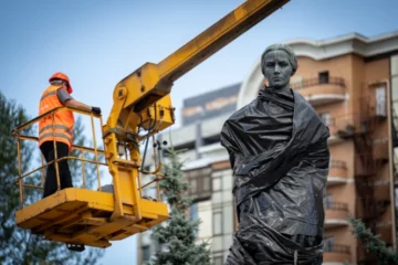 У Києві з пам’ятників почали демонтувати захисні конструкції