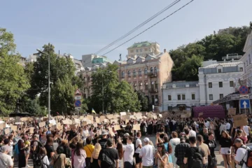 «Я бачу вас не цікавить війна»: фоторепортаж з мітингу проти відставки Михайла Федорова
