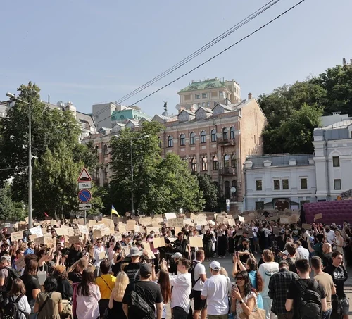 «Я бачу вас не цікавить війна»: фоторепортаж з мітингу проти відставки Михайла Федорова