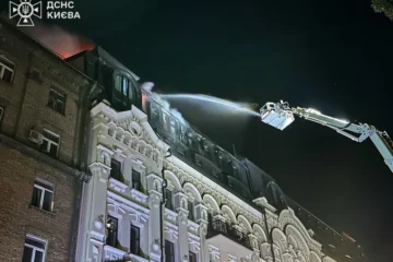 Через російську атаку в Києві загорівся історичний будинок Зекцера