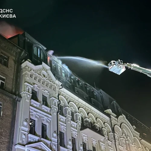 Через російську атаку в Києві загорівся історичний будинок Зекцера