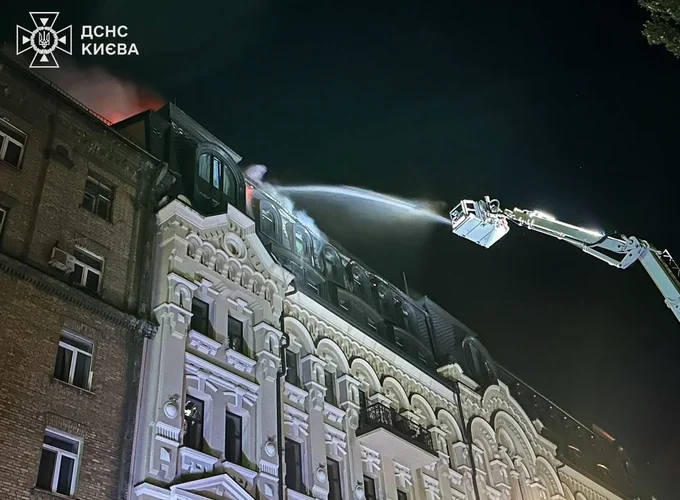 Через російську атаку в Києві загорівся історичний будинок Зекцера