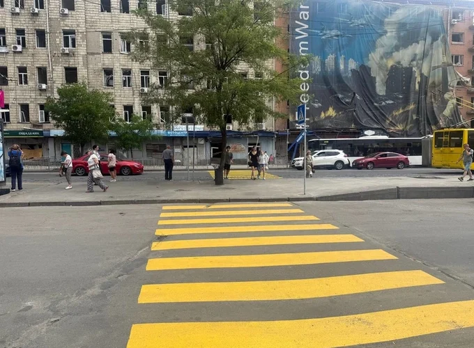 Біля метро «Лук’янівська» облаштували наземний перехід. Він дублює пошкоджений підземний