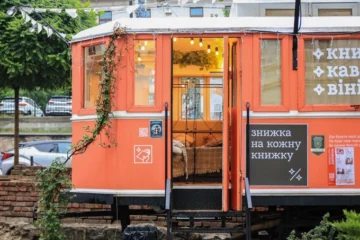 У Львові відкрили «Трамвайчик», де продають книжки зі знижками і рідкісні видання