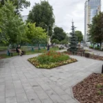 Біля метро «Політехнічний інститут» облаштували сквер на місці знесених МАФів
